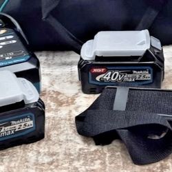 XGT Makita Fast Charger & 3 40v 2.5 AH Batteries w/ Carrying Bag