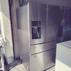 Samsung 4-door stainless ice and water fridge with the pass through door works perfect with warranty