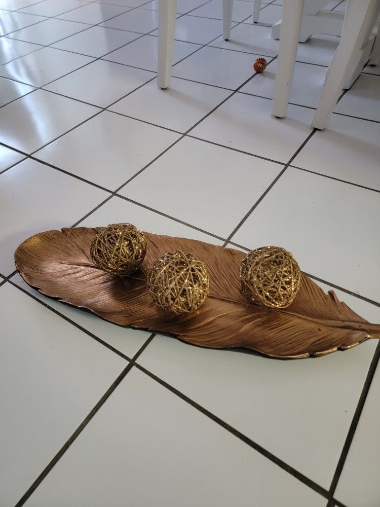 Leaf Decorations To Coffee Table Or Dinning Table 