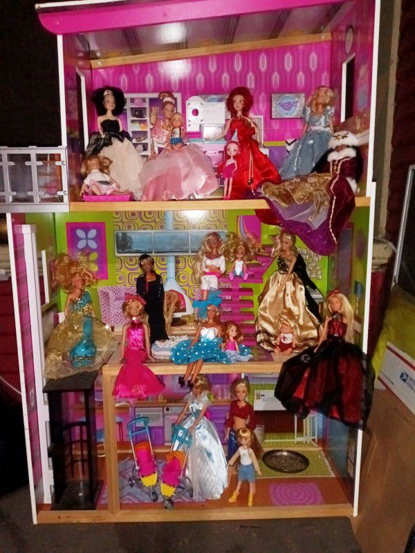 Kid Kraft Doll House + Barbies 