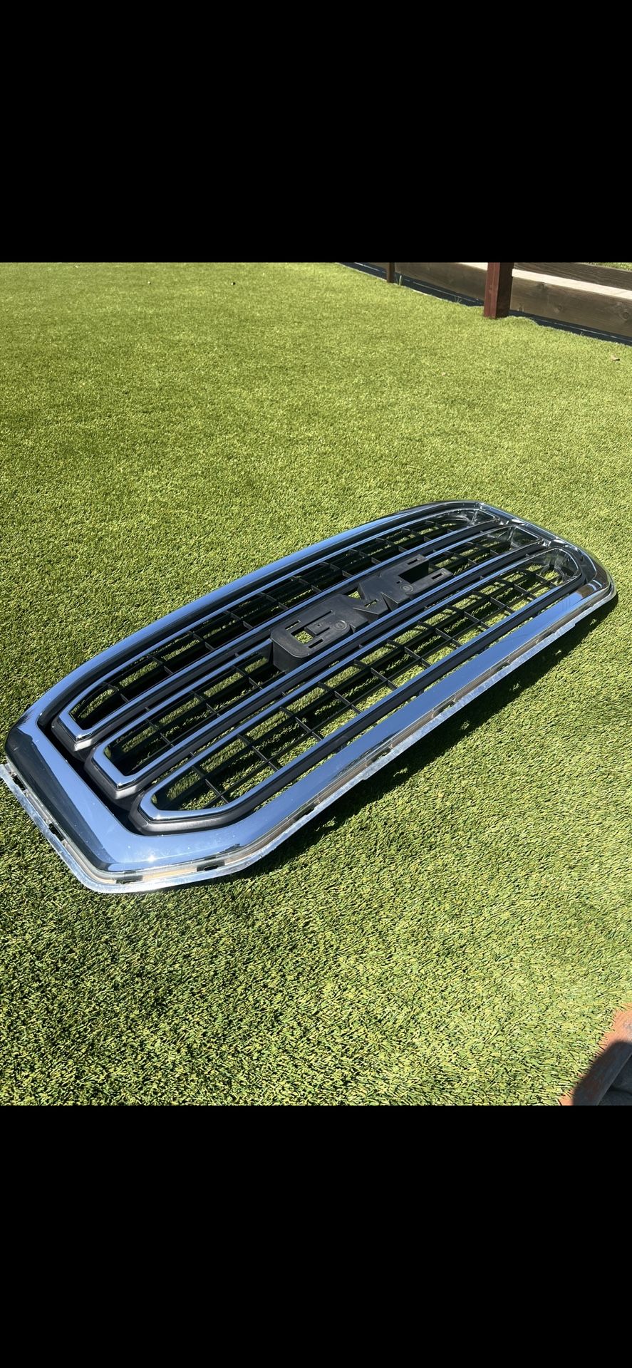 OE Mint Condition GMC Yukon Grill WITH emblem