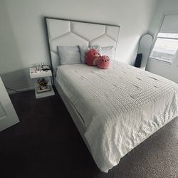 King-size bed + mattress from Rooms to Go