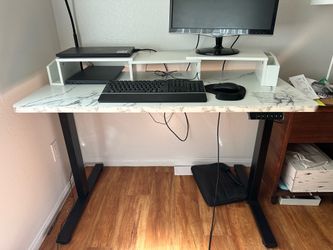 Motorized standing desk