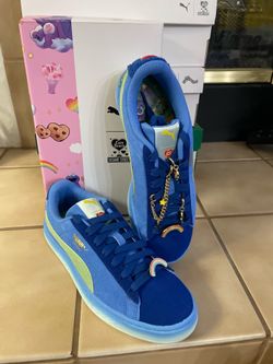 Athletic shoes