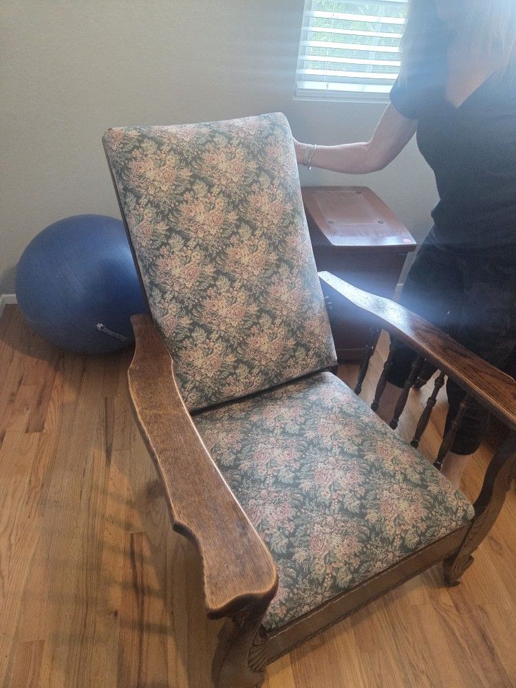 Antique Oak Morris Chair - Reclining / Adjustable Back - Excellent Condition - OBO