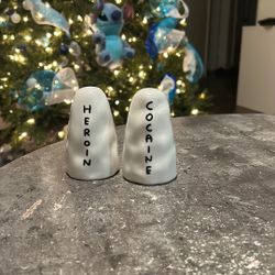 COCAINE & HEROIN SALT AND PEPPER SHAKERS X DAVID SHRIGLEY 