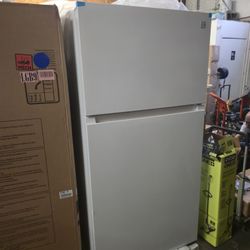 Kenmore 33 in. 20.4 cu. ft Capacity Refrigerator/Freezer with Full-Width Adjustable Glass Shelving, Humidity Control Crispers, Ice Maker, ENERGY STAR 