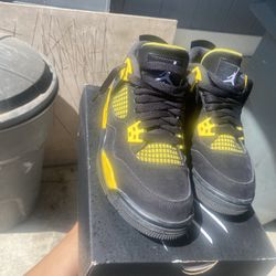 Air Jordan 4 Retro Thunder 