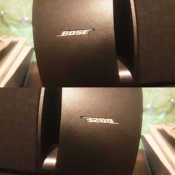 A pair of nice Both working Front shelf bose speakers  can be wall mounted 