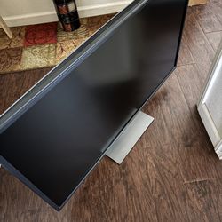 4K Dell Ultra HD (UHD) IPS Monitor 43” - P4317Q READ DESCRIPTION NO BOX 📦!! PICK UP ONLY NO TRADE 👉FIRM ON PRICE👈 ONLY CASH 💵 💲275