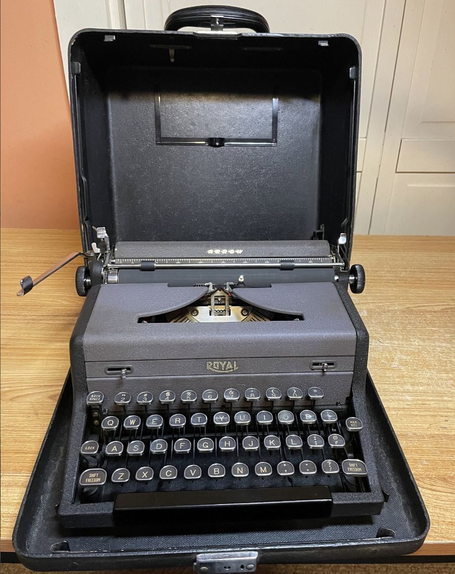 1948 Royal Arrow Portable Typewriter 