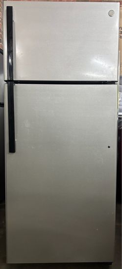 GE  Top Freezer Refrigerator 28w by 66h