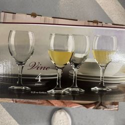 Four Piece 12 Oz Wine Goblets New