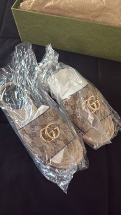 Woman’s Gucci slides 6.5