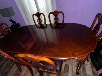 Mesa de madera con seis sillas