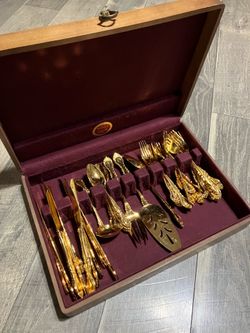 Vintage Naken Tarnish Proof Silverware Chest with 44Piece Set Gold
