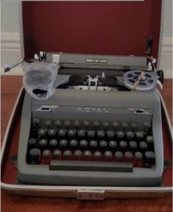Vintage Royal Quiet De Luxe Typewriter
