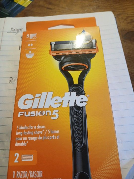 GILLETTE FUSION 5 HANDLE AND 2 CARTRIDGES
