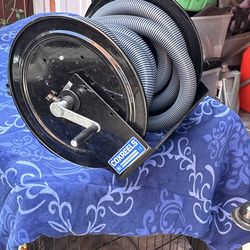Vacuum hose reel