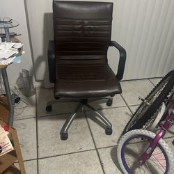 Ayustable Suivel Chairs Good Condition 
