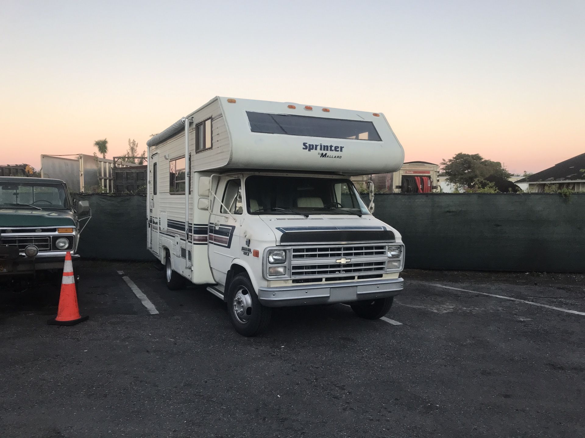 1989 20 Ft Mallard Sprinter RV on a Chevy G30 Chasis