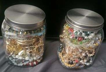 Jewelry jars and jewelry box of rings