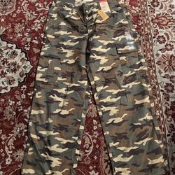 Women’s Levi’s Style 94 Baggy Cargo Camo Size 32X 30