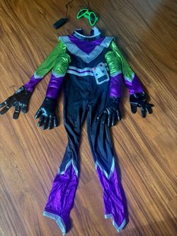 Costume:  Alien