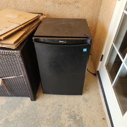 black mini fridge 