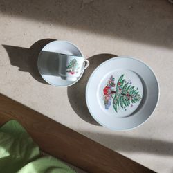 Gibson Christmas 8 Plate Cup Saucer Set