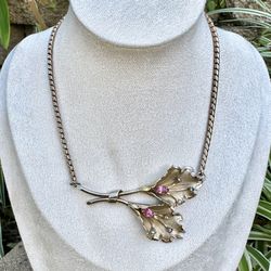 10 different vintage necklaces