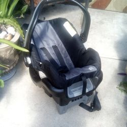 Baby Car Seat Made By Baby Trend In Like New Condition Gray And Black It's Two Pieces The Car Seat Stays In The Car And The Baby Carrier Snaps Into It