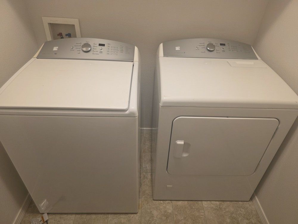 Kenmore Washer And GAS Dryer Set