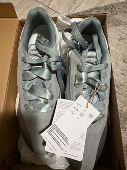 NEW Reebok Ultra LO Women’s Sneakers – Light Fog Gray/Gum – Size 8