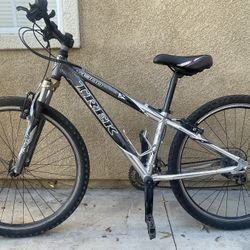 TREK  4300  Mountain Bike