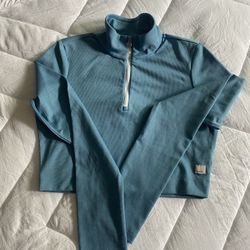Vuori Stillwater Blue Lux Rib Performance Crop Half Zip Women’s Top. Size M