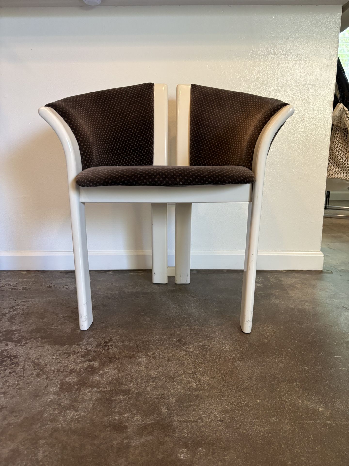 POST MODERN ACCENT CHAIR
