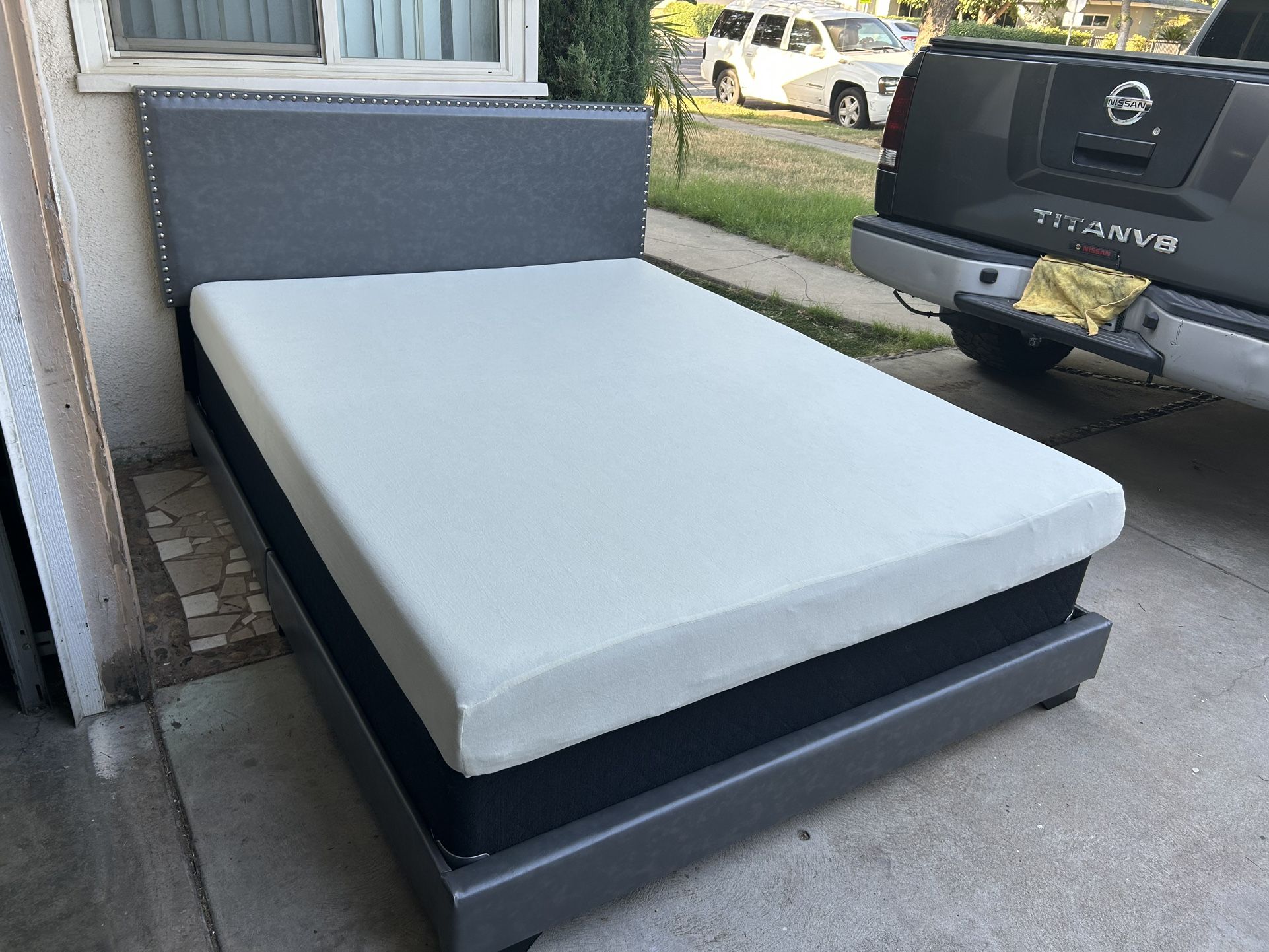 CAMA QUEEN SZ DE PIEL GRIS CON BONITO DISEÑO CON BOX SORING Y COLCHÓN MEMORY FOAM 6” USADA BUENA CONDICION