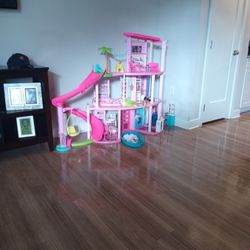 Barbie Doll Playhouse 6 Dolls