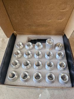 A luminum lugnuts