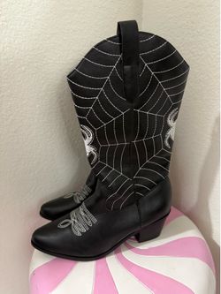 SPOOKY COWGIRL BOOTS SIZE 8