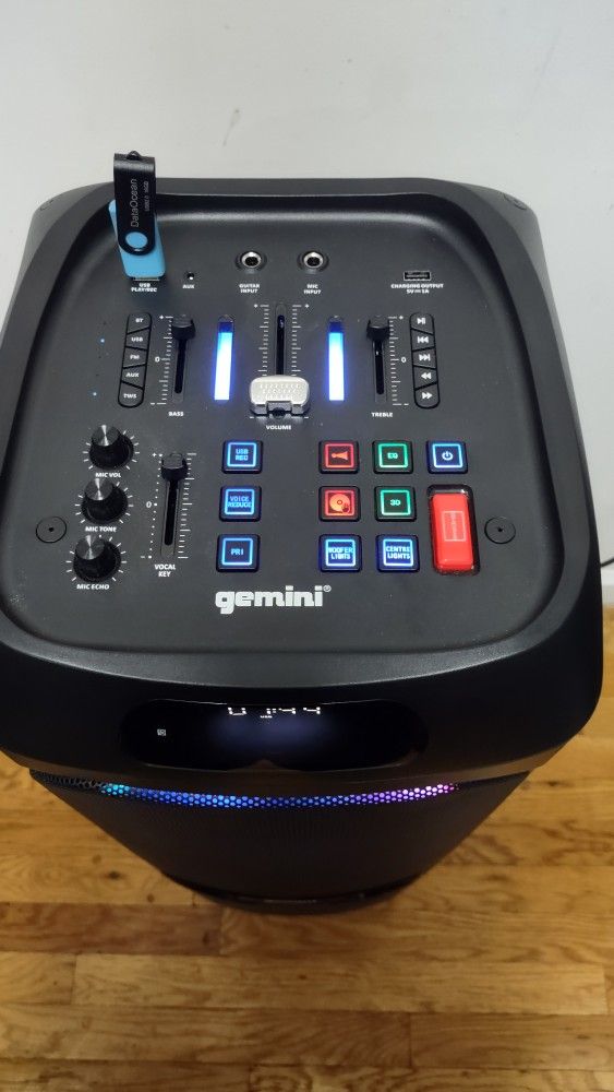 BRAND NEW GEMINI 4800 WATTS BLUETOOTH 8 INCH WOOFERS  VERY LOUD WITH GOOD BASE 