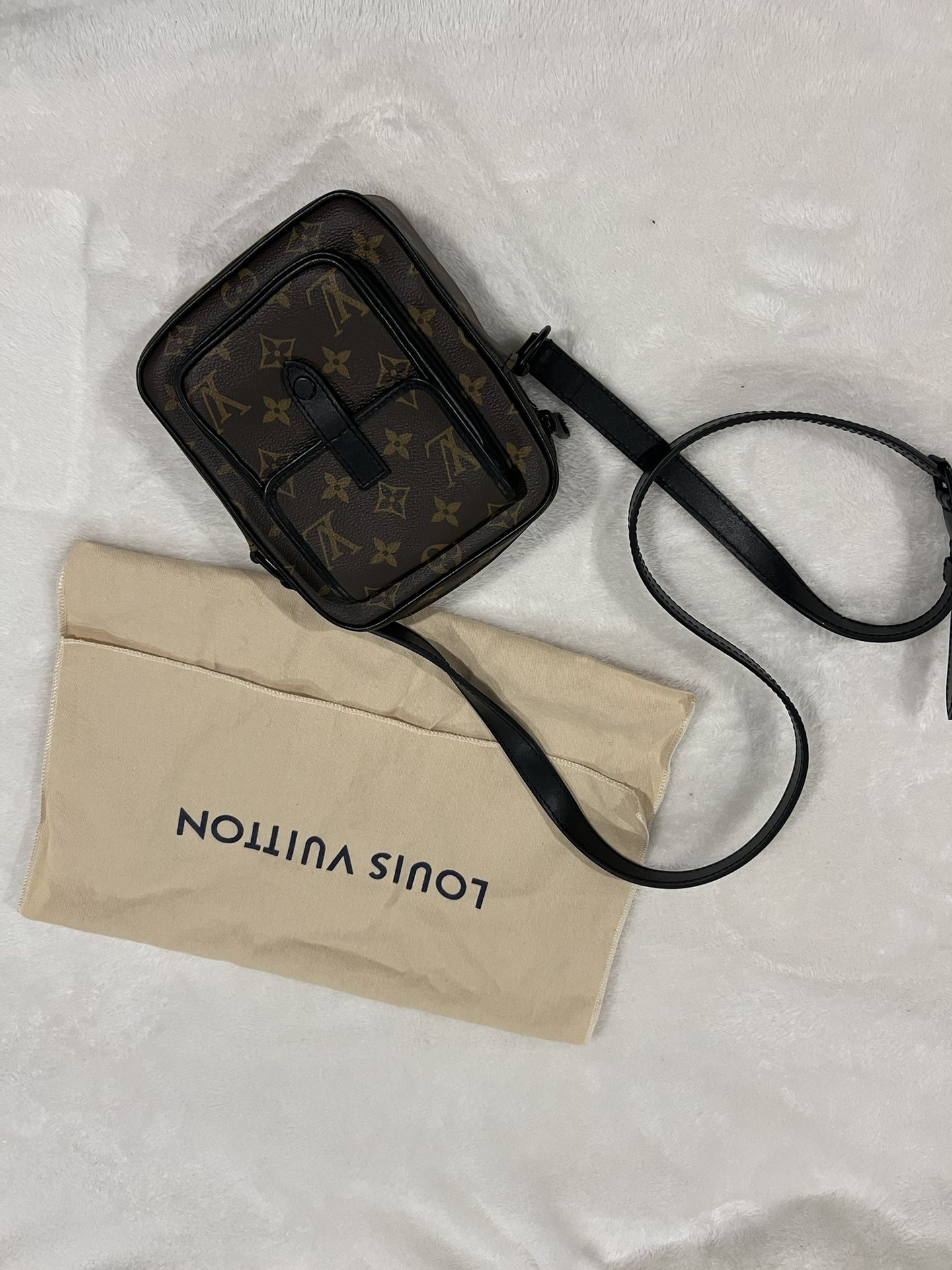 Louie Vuitton Cross Body Bag 