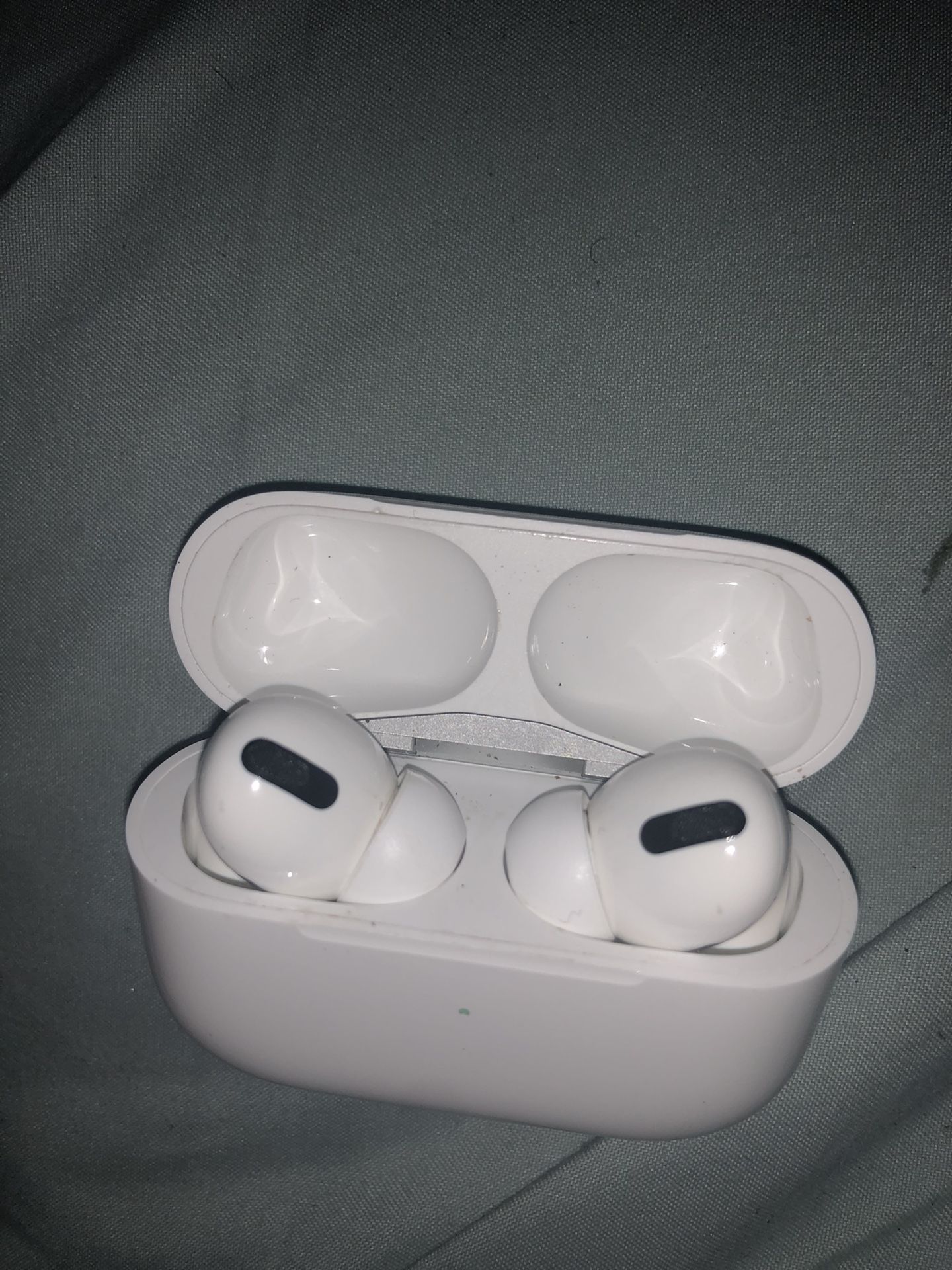 AIRPOD PROS WITH CHARGING CASE