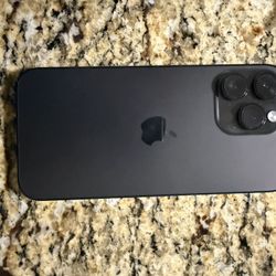 2 iPhones 14 Pro Max 