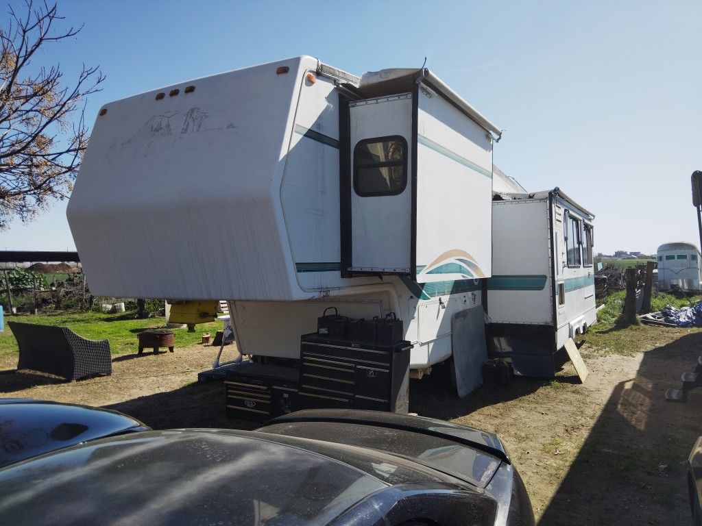 33ft AutoMate 5th Wheel