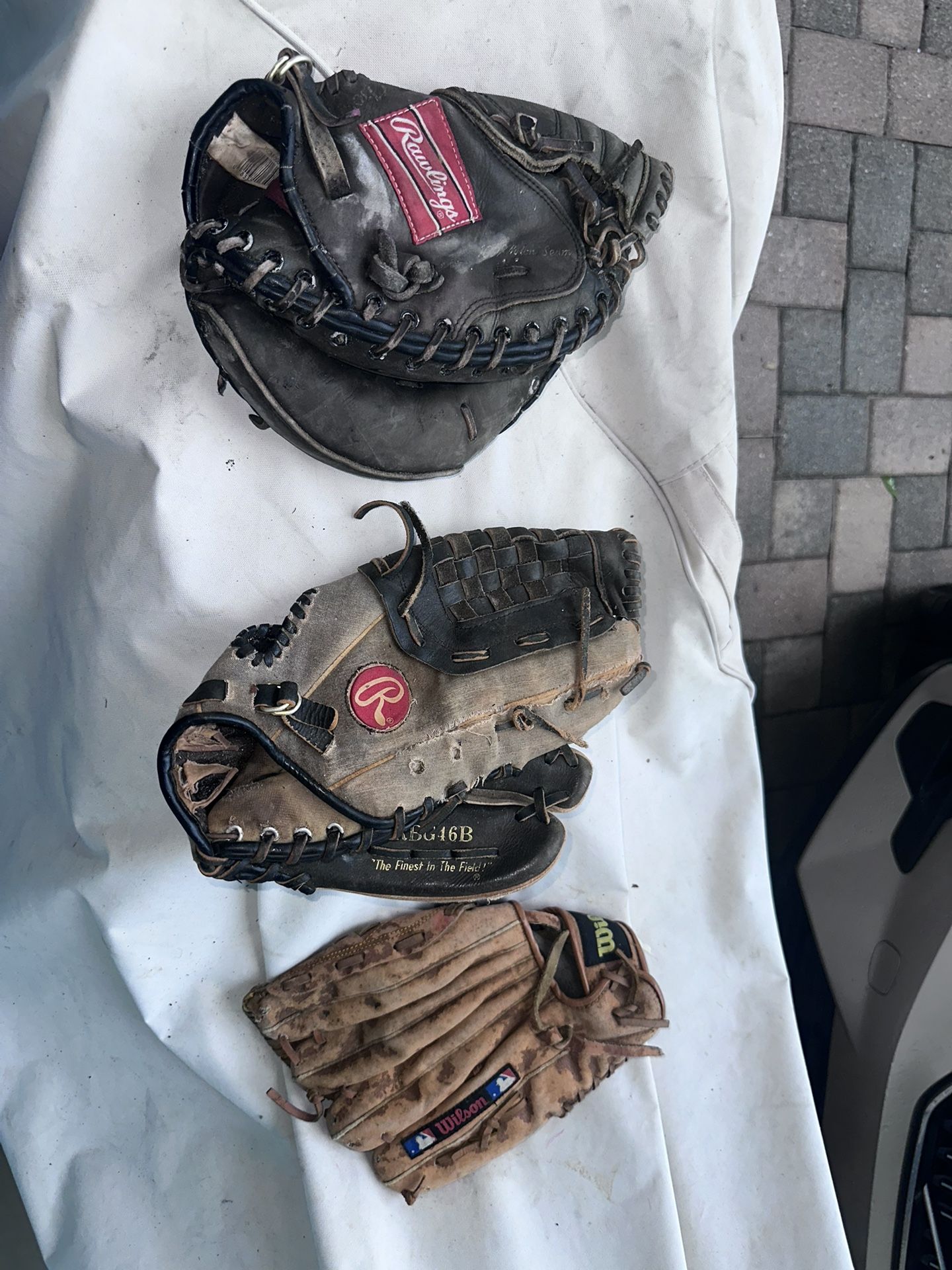 3 Adult Beisbol Gloves / 3 Guantes De Beisbol Adultos