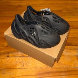 BRAND NEW KIDS YEEZY FOAM RUNNER SIZE 10K