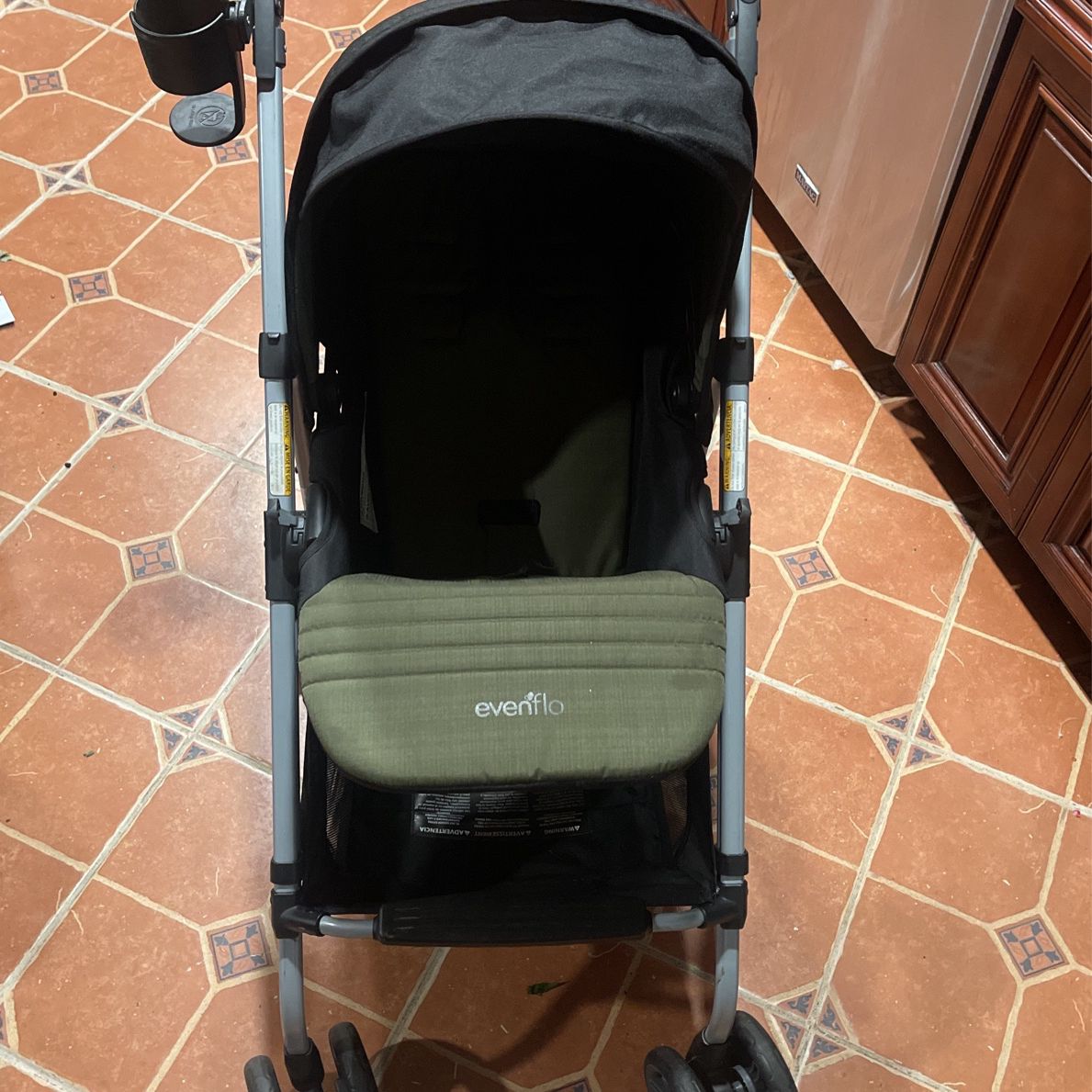 Even Flo Stroller Like New (Missing Carriage Part)