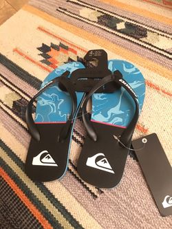 BOYS QUIKSILVER SIZE 4